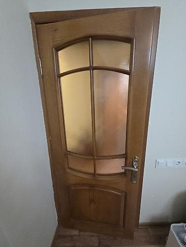 ev qapilari taxta: 5 ədəd qapı qiymət birinə aiddir. 3 ədəd şüşəli taxta qapı və 2 ədə — 2