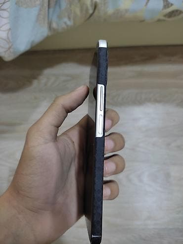 tank telefon qiymeti: Smartfon – böyük tam ekranlı, ön kamerasi ekranın mərkəzində — 6