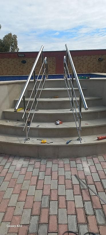 Paslanmayan poladdan korkuluk və məhəccər sistemi – pilləkən və hovuz