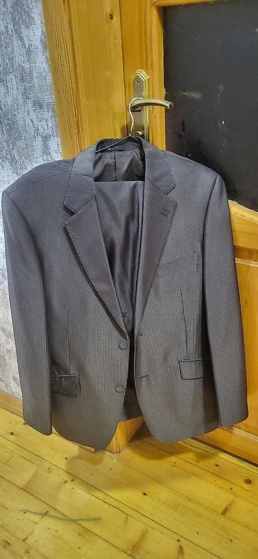 Kakao rəngdə, iki düyməli, zolaqlı kişi kostyumu. Kostyum pencək və