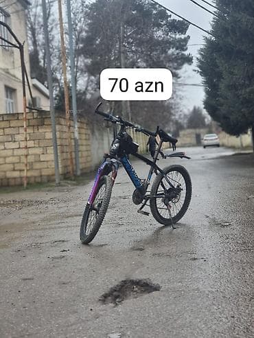 Mavi və qara rənglərdə olan bu dağ velosipedi möhkəm çərçivəyə və ön