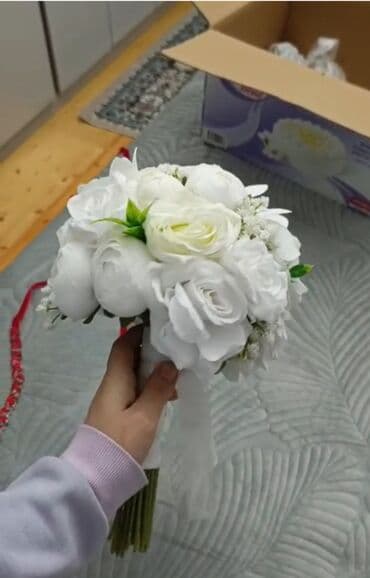 toy ucun paltar modelleri: Zərif gəlin buketi – krem-ağ və solğun çəhrayı tonlarda — 5