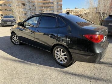 elantra qapı: Hyundai Elantra sedan - Korpus: 4 qapılı sedan, qara rəng - Mühərrik — 5