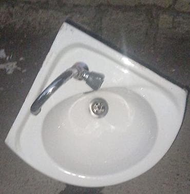 su krant: Künc tipli kiçik ölçülü keramika əlüzyuyan (lavabo). - Divara — 1