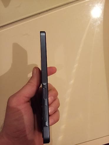 Smartfon – qara/metallik göy çərçivə, düz kənarlı dizayn. Əsas