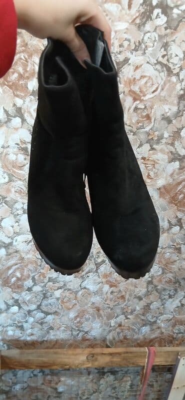 qəhvəyi qadın botilyonu: Qadın qışlıq bot – qara, qalın dabanlı Baha almışdıq,hansi magazanidi — 6