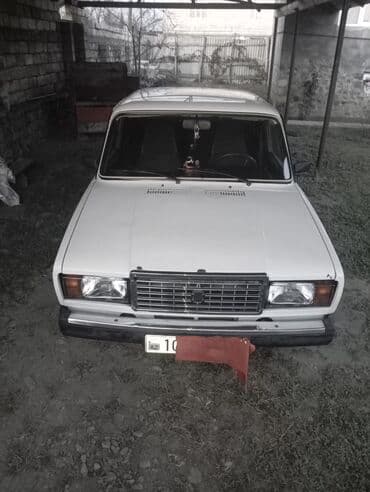 VAZ 2107 sedan - Kuzov: ağ rəng, 4 qapı, klassik “07” dizaynı, xrom