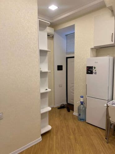 ag seher: Şəhərin mərkəzində, Səbayil rayonu, Neftçılər prospektində, Kukla — 4