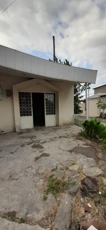 binə qesebesi: Şəhərin mərkəzində yerləşən bu kommersiya binası müxtəlif biznes — 1