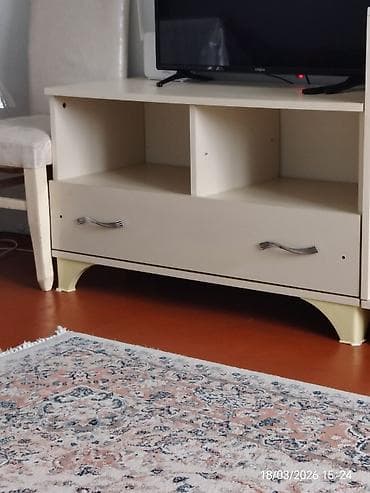 ucuz laminant: Düz TV altlığı, Polkalı, Laminat — 1