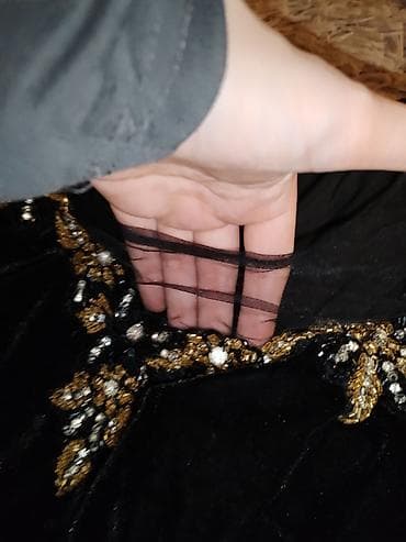 baliq donlar: Qara məxmər ziyafət geyimi - Parça: yumşaq məxmər (əsas hissə) və — 3