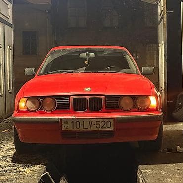 06 diskleri: BMW 5 Series E34 sedan – qırmızı rəng, 4 qapı, 1990‑cı illərin klassik — 6