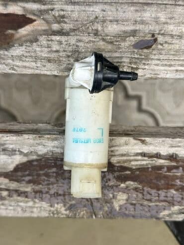 Avtomobillər üçün nəzərdə tutulmuş ağ rəngli şüşə yuyucu nasos