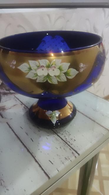 işlenmiş qablar: Məhsul: Şüşə dekorativ qab (piyada ayaqlı) Təsvir: - Dərin — 1