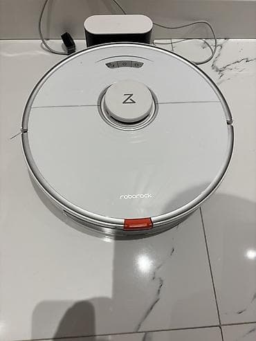 Roborock robot tozsoran – ağ rəngdə, dok stansiyası ilə