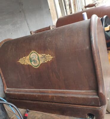 saat qedimi: Antik tikiş maşını – mexaniki, əl fırlatmalı model - Korpus: massiv — 1