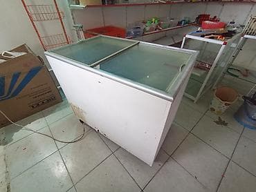 Vitrin soyuducular satılır. Qırmızı olan işləkdir. Digər iksinin