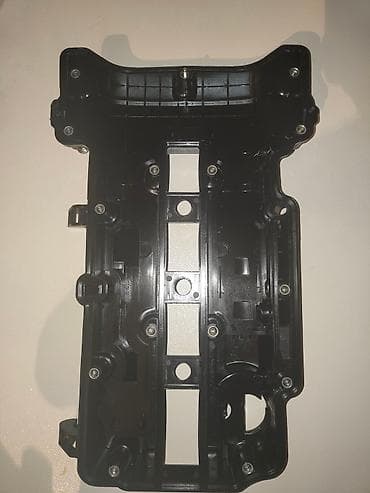 mercedes mator: Bu, avtomobil mühərriki üçün qara rəngdə klapan qapağıdır. Üzərindəki — 6