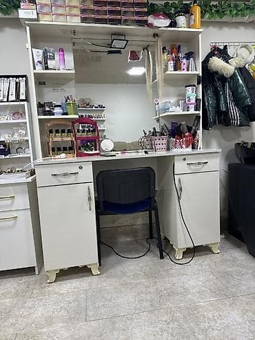 stol dəst: Geniş güzgülü vizaj/saç ustası masası və yerüstü rəfli modul - Ön — 1