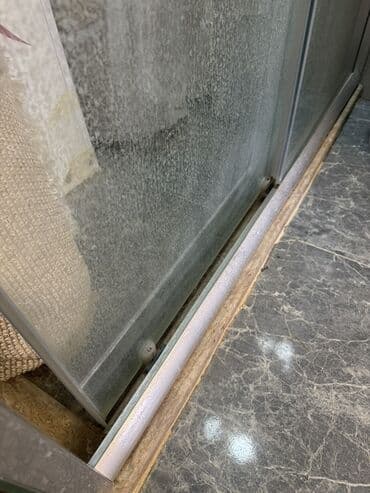 чугунная ванна продать: Şəffaf şüşə panelləri və gümüşü metal çərçivəsi olan bu duş kabini — 2