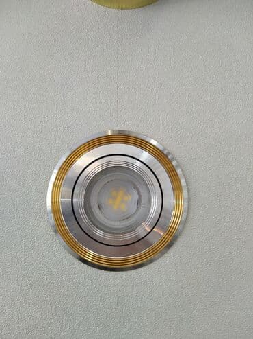 Dairəvi formalı, gümüşü rəngli LED işıqlandırma armaturu. Armaturun