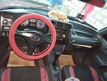 avtobus satilir: Toyota RAV4, birinci nəsil, qırmızı rəng. Ön hissədə Toyota loqolu — 2