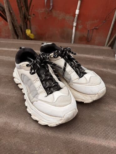 ZARA ayaqqabısı - Rəng: açıq bej/boz üst hissə, qara bağcıqlar (ağ