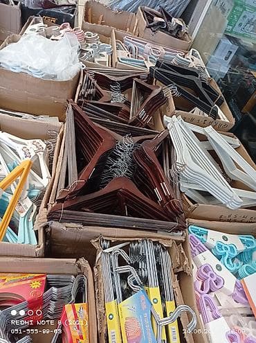 asılqan az: Müxtəlif modellərdə asılqanlar - Materiallar: metal, plastik və ağac — 3