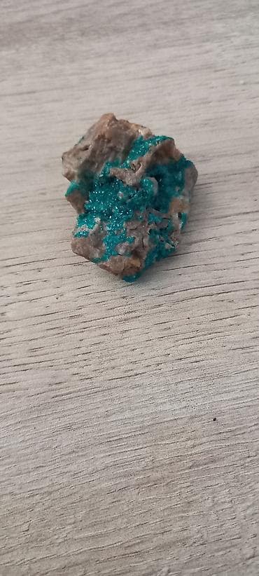 Unikal kolleksiya nümunəsi – mavi-yaşıl kristallarla örtülü təbii