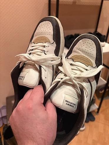batinka modelleri: Tommy Hilfiger kişi krossovkası - Model: Aşağı profilli, bağcıqlı — 1