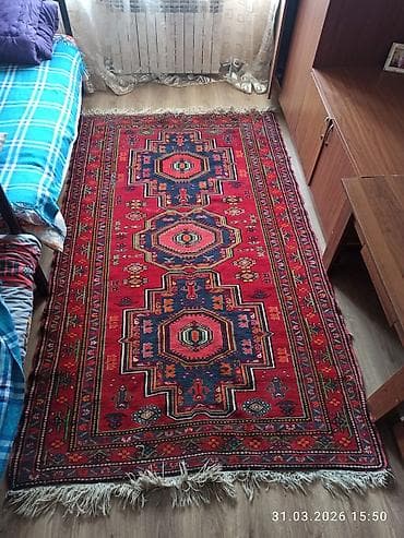 Qırmızı əsaslı, əl işinə bənzər ənənəvi naxışlı xalça. - Ölçü təxmini