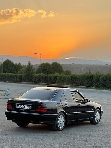 bmw m3 e92: Mercedes-Benz C-Class: 2.4 l | 1998 il Sedan — 8
