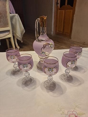 Bənövşəyi şüşə qrafin və 6 stəkandan ibarət dəst - Material: şüşə -