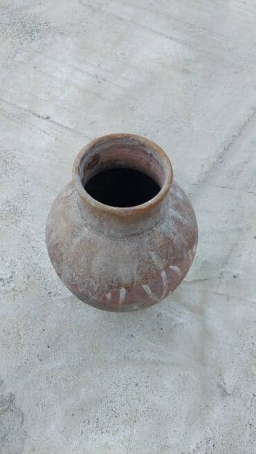 Tam qədimi saxsı qabdır. 200 ildən çox yaşı var. Nəsildən nəsilə keçmə