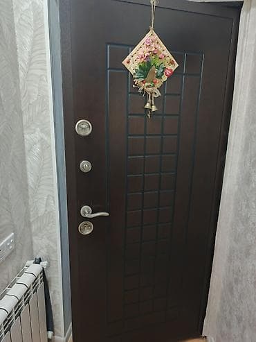 seyfi qapi: Dəmir giriş qapısı – tünd qəhvəyi rəng, klassik dizayn. - Material — 3