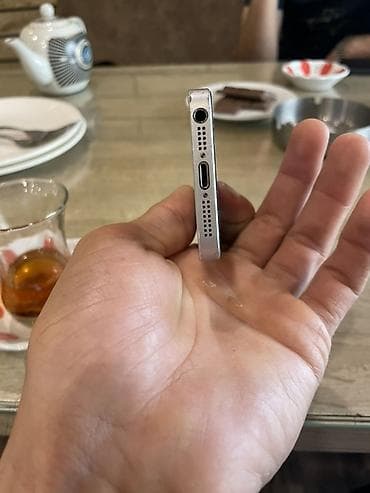 iphone 800: IPhone SE, 32 GB, Gümüşü, Barmaq izi — 2