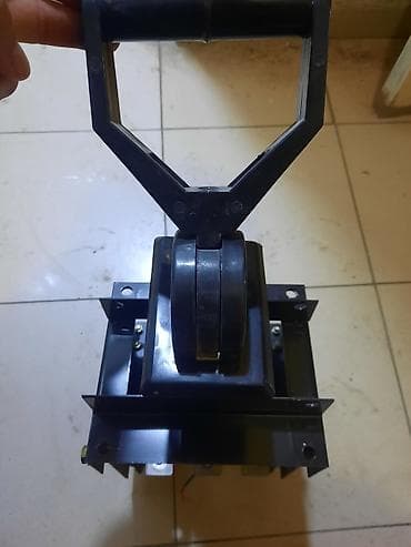 Mexaniki əl qolu ilə idarə olunan 3 qütblü şalter (knife switch) /