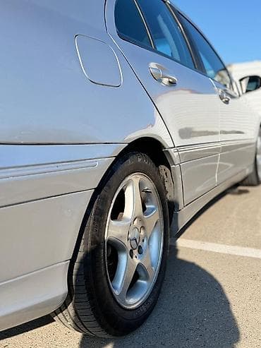 range rover stop: Mercedes-Benz C-Class sedan, gümüşü rəng. - Kuzov: 4 qapılı sedan — 4