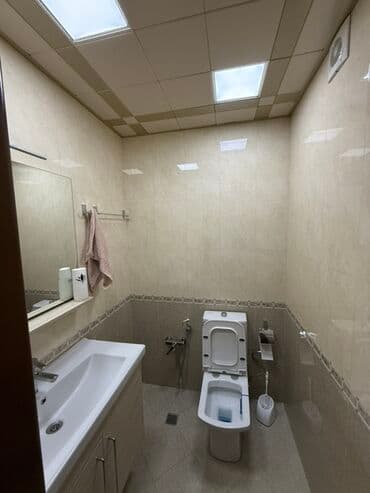 20 sahede kiraye evler: Mənzilin təqdimatı - Geniş və işıqlı salon: iri panoram pəncərə — 8