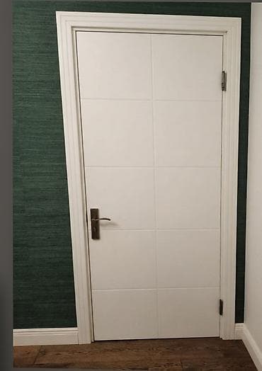 Iki ədəd ağ rəngli səliqəli vəziyyətdə qapilar saatilir.minimal — 1