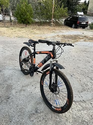 Dağ/şəhər tipli velosiped Arxa teker partlagdı. - Çərçivə: yüngül