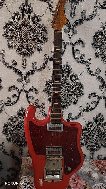 islenmis idman aletleri: Məhsul: Sovet dövrü elektrik gitarası Xüsusiyyətlər: - Bədən — 2