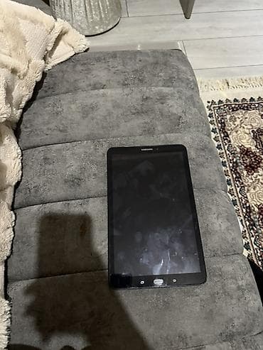 Samsung Galaxy Tab A planşet - Ekran: təxminən 10.1 düym, ön paneldə