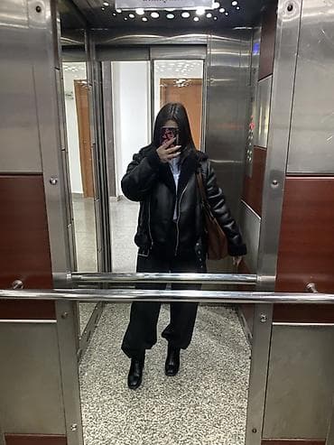 Şəxsi əşyalar: Qadınlar üçün qara dəri görünümlü qış gödəkçəsi - Model — 2