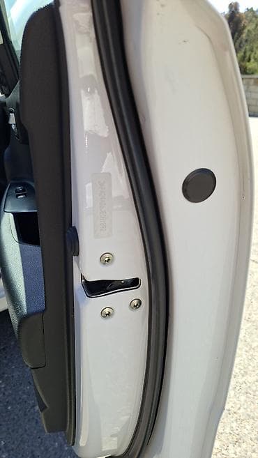 kia rio 2013: Kia Rio sedan – ağ rəng, Azərbaycan nömrə nişanı ilə. Şəhər və uzun — 10