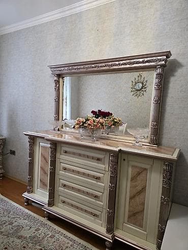 mebel alan: Kamplekt satılır 3-lü əla vəzyiyyətdədir 5.500 e alınıb.Pul lazımdır — 2