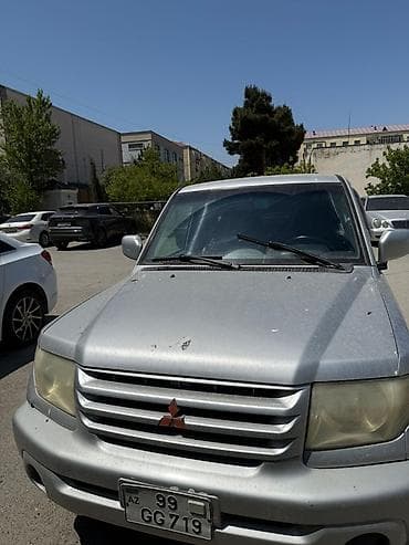 Mitsubishi Pajero IO, gümüşü rəngdə, 5 qapılı kompakt SUV. Texniki və