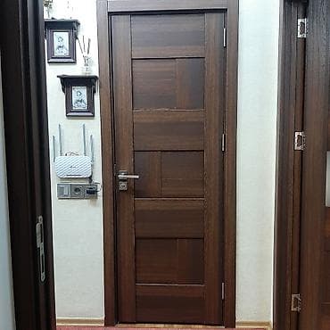 qapllar taxda: Daxili qapılar – tünd qəhvəyi ağac teksturası, müasir dizayn - Model — 1