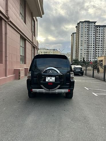 x5 bmw 2000: Mitsubishi Pajero (qara rəng, 5 qapı, iri SUV) Xüsusiyyətlər: - Tam — 8