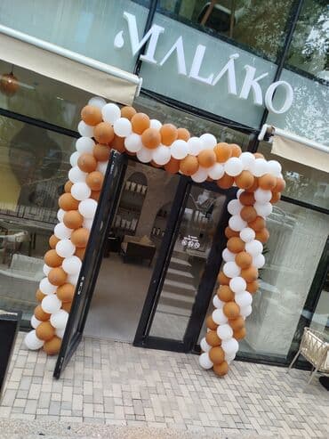 ikinci əl xoncalar: Malako restoranının giriş qapısı şən və bayram ab-havası yaradan — 4